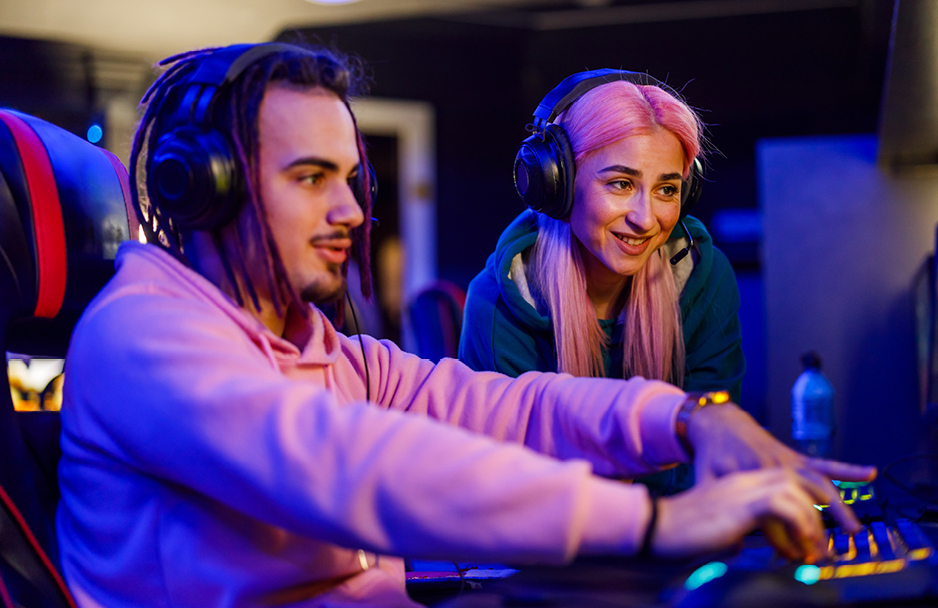 2 people playing a computer game