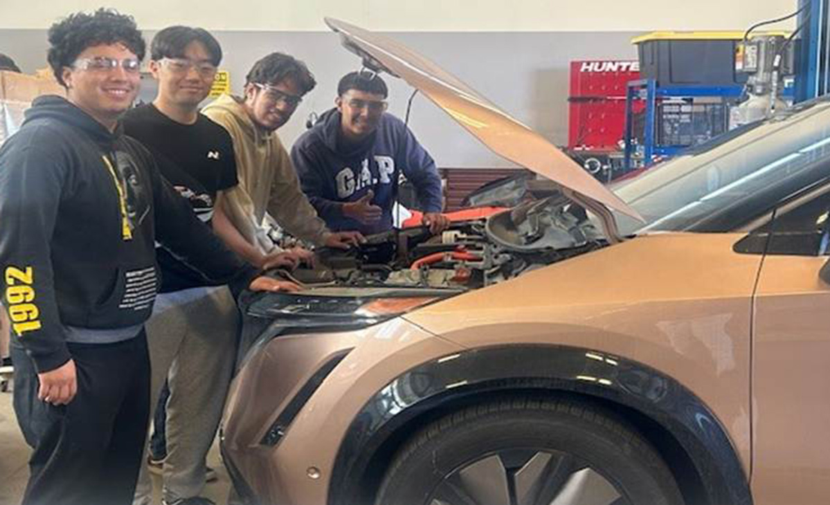 Nissan Donates Two All-Electric Vehicles to El Camino College’s Automotive Program to Power the Future of Workforce Development